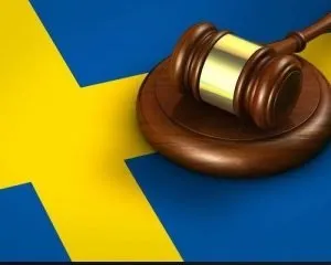 Klubba och svensk flagga som representerar att nya casinon behöver licens