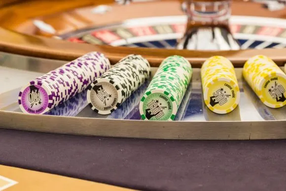 spelmarker brevid ett roulette-bord