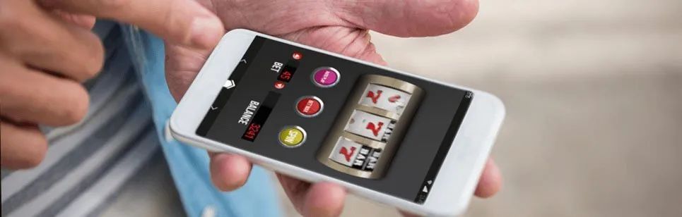 Spelare använder mobiltelefon för att spela på mobilcasino