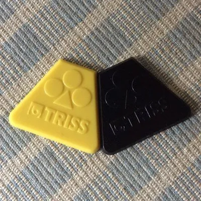 Skrapare i gul och svart från Triss