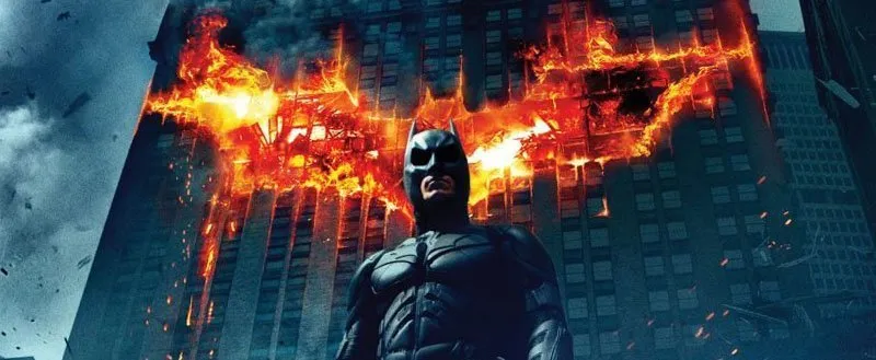 Batman med brand i bakgrunden