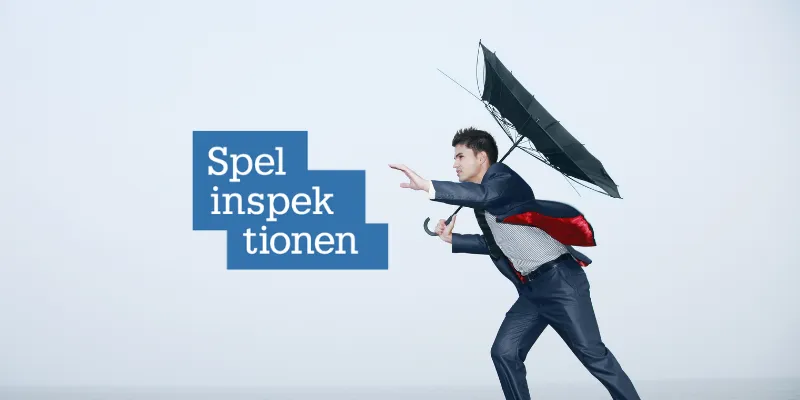En man i kostym försöker ta sig fram med ett paraply i ett blåsväder med Spelinspektionens logo