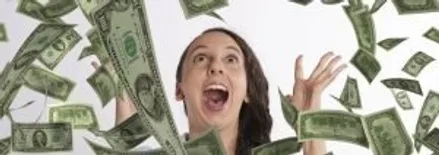 Glad kvinna med pengar som regnar över henne